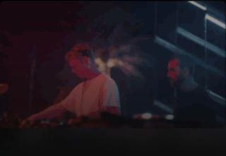 Tak tahle narglová poslechovka bude něco! Seb slaví, a tak si zahrajem pěkně od podlahy, zazní house, techno a ve finále...