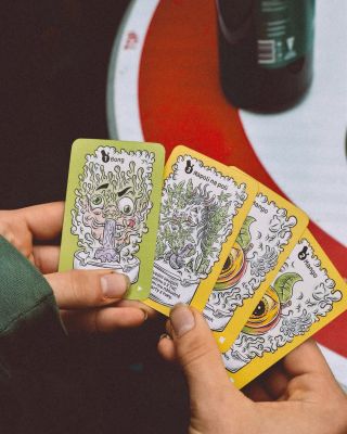 Kde jinde než v Naproti pokřtít karetní párty hru od kluků z Bonghemie! Zvedni protihráčům hladinu THC a tu svou udrž...